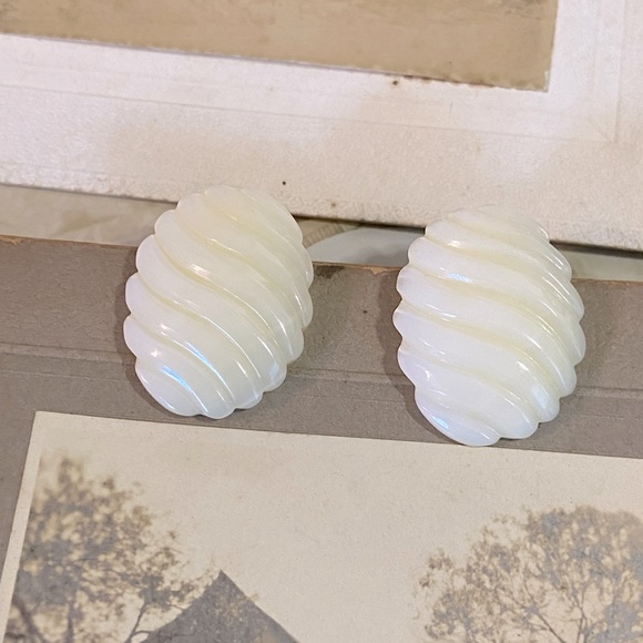 Vintage Mother of Pearl Scalloped Iridescent Shell Pierced Ear Earrings - Picture 8 of 16